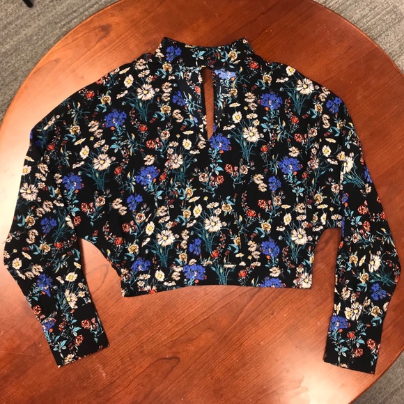 Beau Tissu Tops - NWOT Floral Backless Shirt Keyhole Neckline Size S